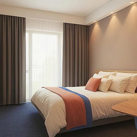 Отель Express & By Ihg